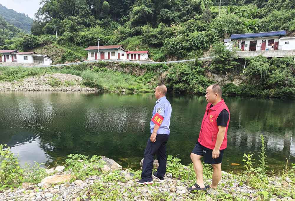沅陵官庄镇组织干部在河边巡逻。向琦摄