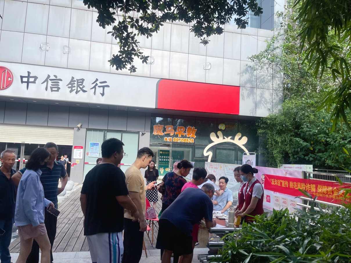 工作人员对社区民众进行反诈普法教育。单位供图