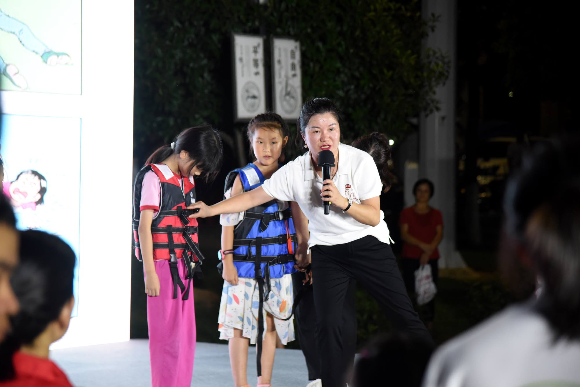 志願者講解防溺水知識。單位供圖