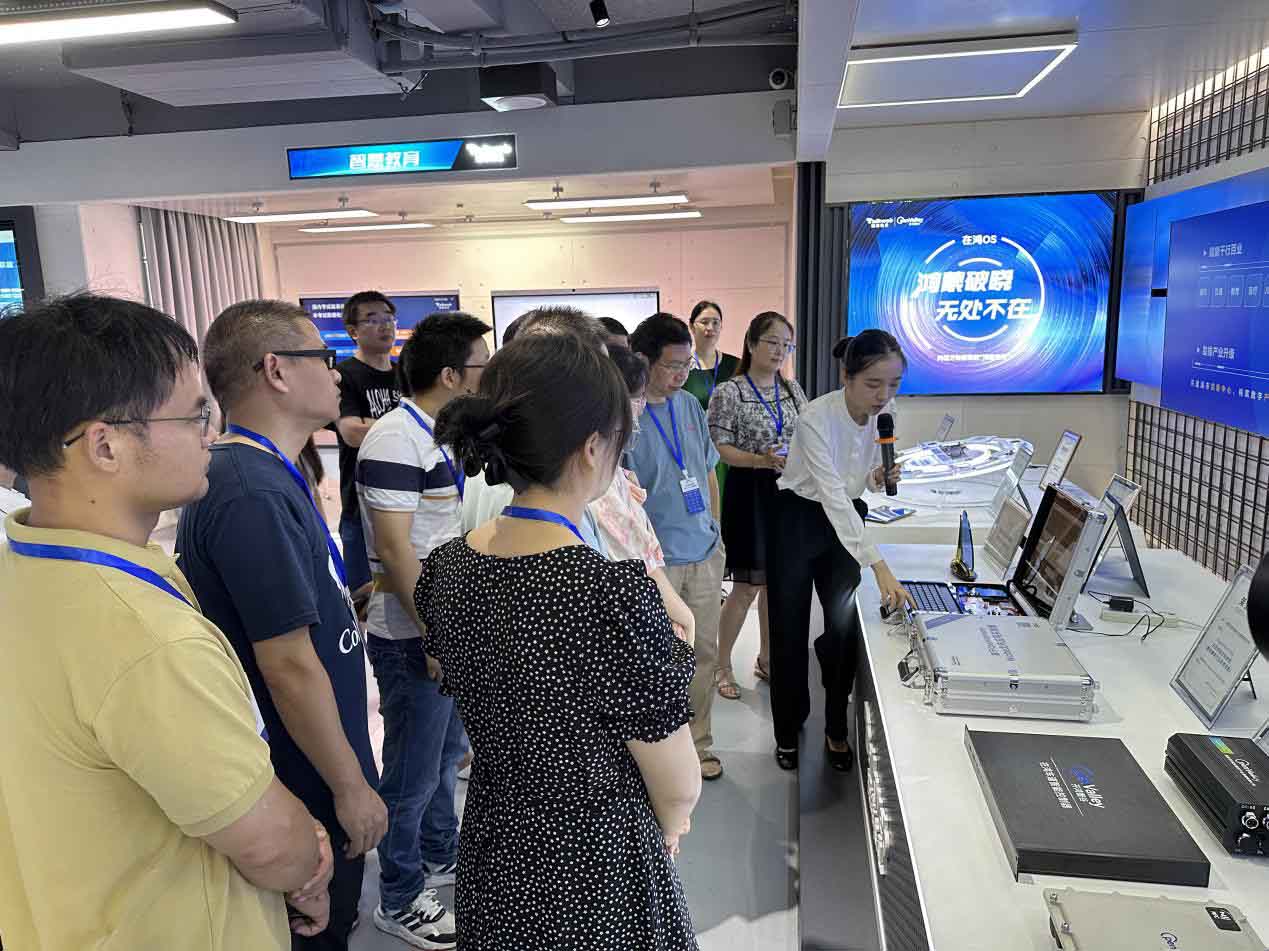 参训教师体验拓维信息OpenHarmony产品。企业供图