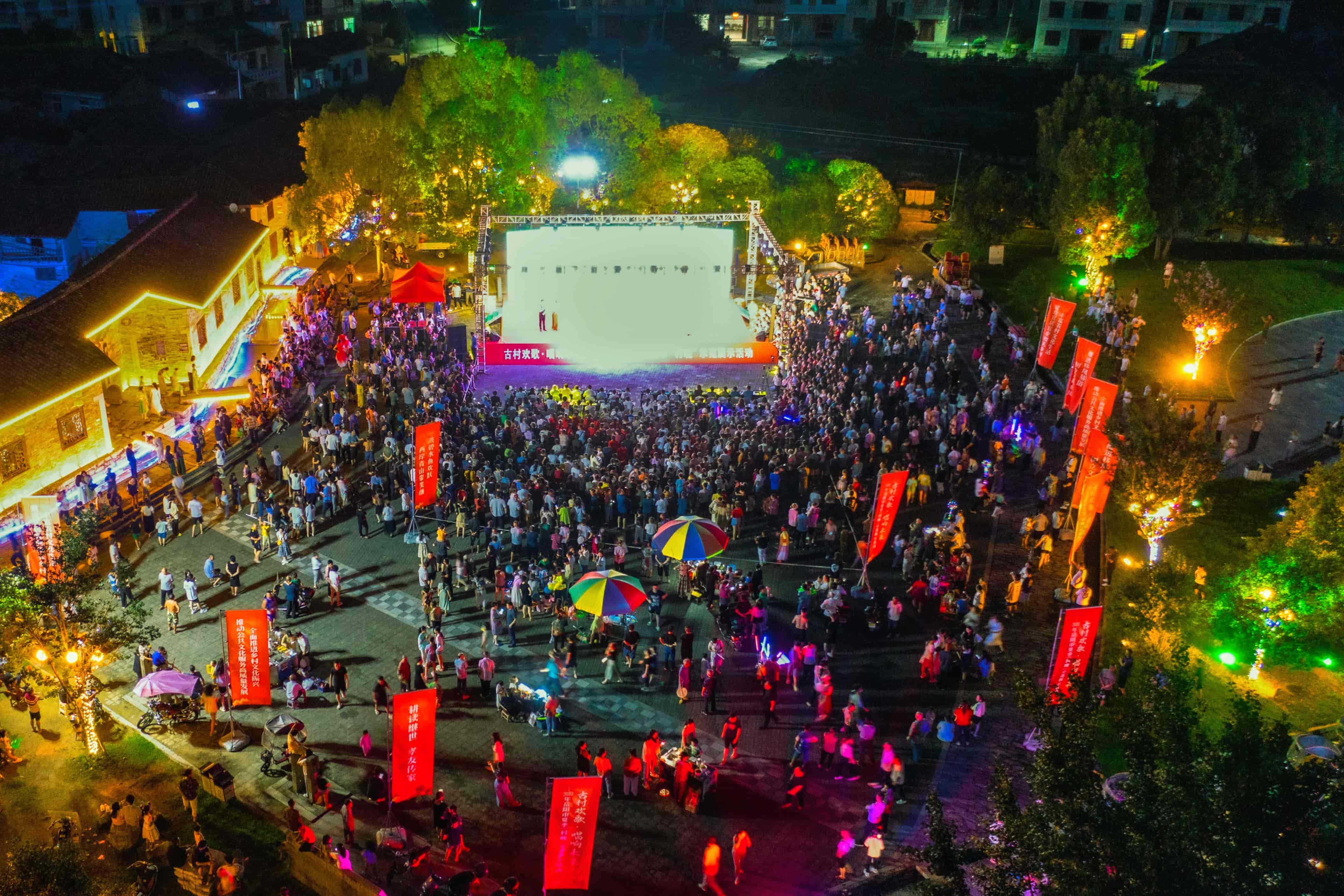 张谷英村当大门广场观众云集。单位供图