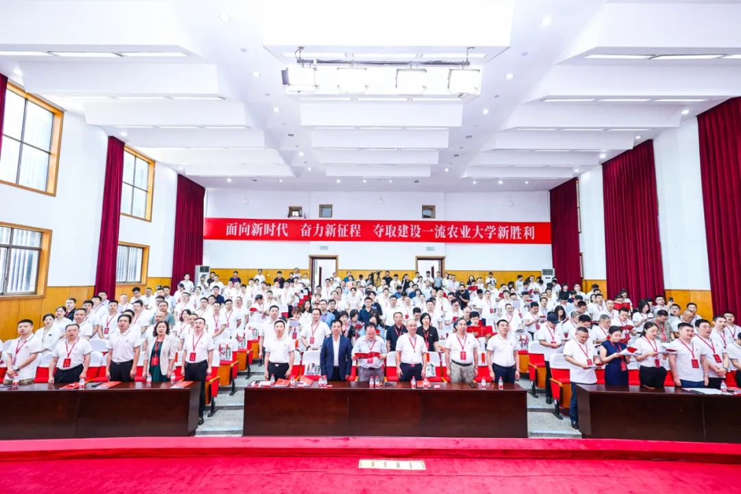 校友代表大会嘉宾合影。单位供图