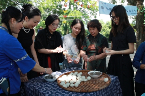 研學團在荊田村感受“斗牛節”。受訪單位供圖