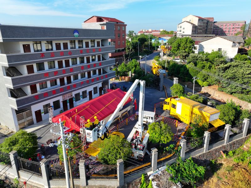 國網衡陽供電公司帶電作業工作人員在衡陽縣10千伏樟雞線開展帶電集中檢修。童迪攝