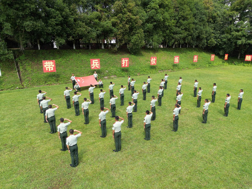 武警湖南總隊某部組織軍人宣誓。單位供圖