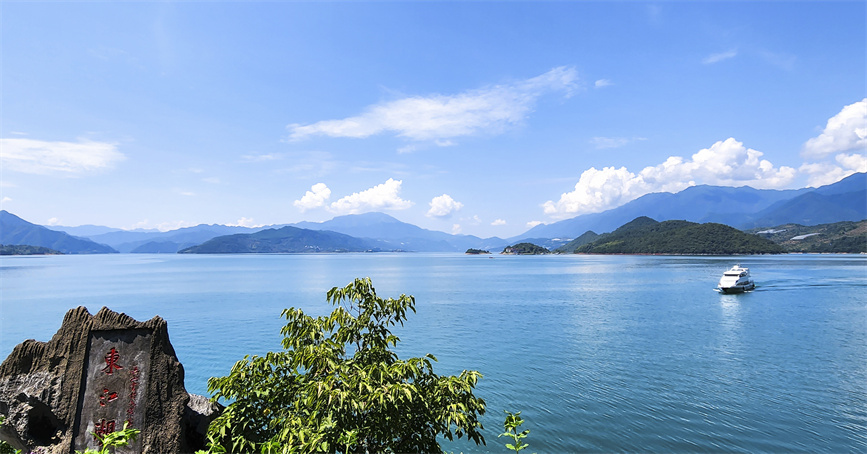 游客在湖南省资兴市东江湖乘船游览。周秀鱼春摄