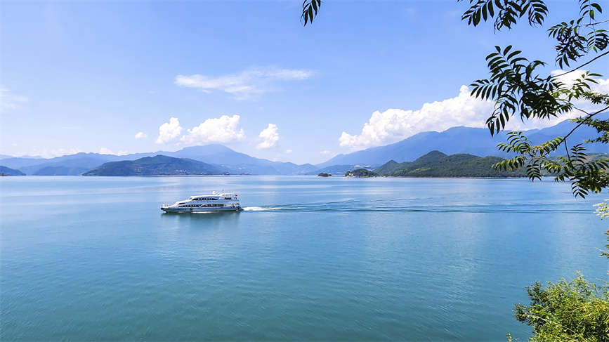 游客在湖南省資興市東江湖乘船游覽。周秀魚春攝