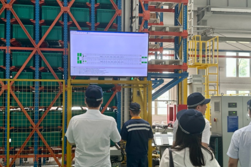 懷西配送組庫管員正在操作倉庫配件。曾愉捷攝