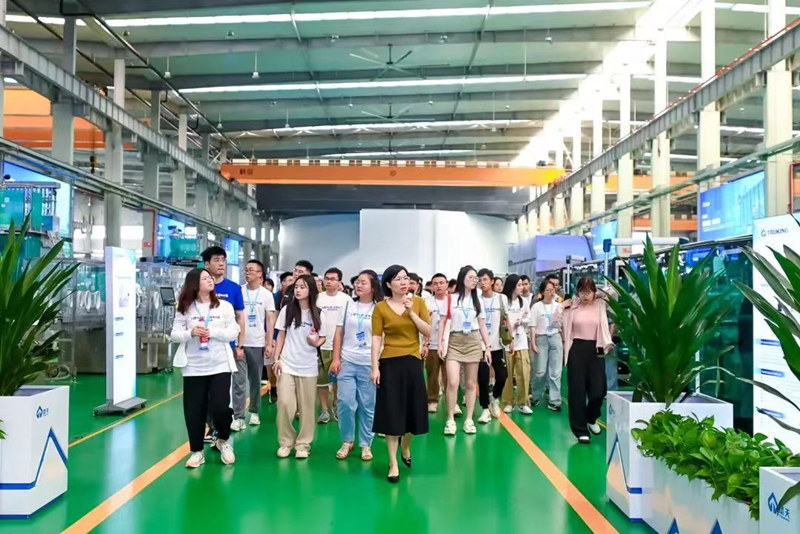 高校學子進企業參觀。長沙市人社局供圖