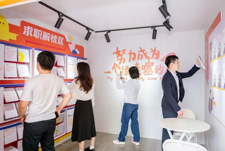 學生在“校聘小屋“了解就業信息。長沙市人社局供圖