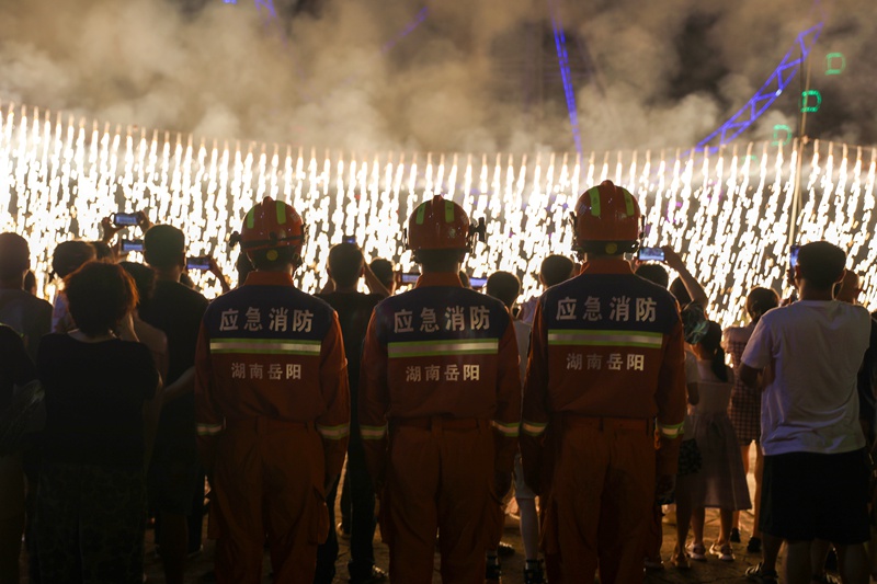 消防員在洞庭湖歡樂世界執勤值守。單位供圖