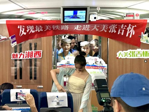 餐飲乘務員表演民族舞蹈。曾愉捷攝