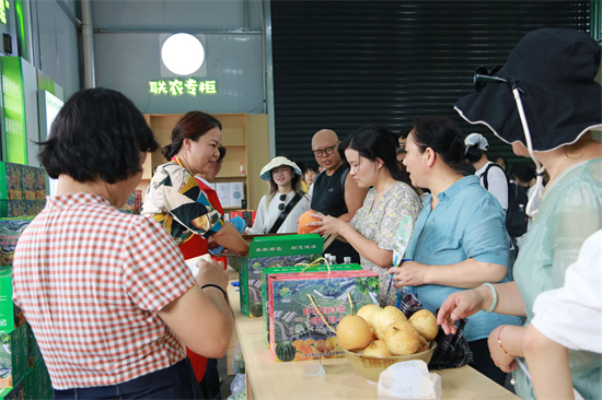 游客现场采购新鲜水果。吴茜薇摄