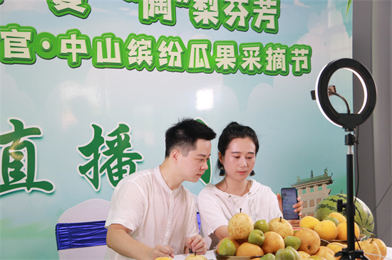 缤纷瓜果采摘节现场直播。吴茜薇摄