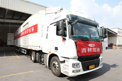 满载着6000箱面包、蛋糕等烘焙产品的车辆已从盐津铺子浏阳生产基地出发。受访单位供图
