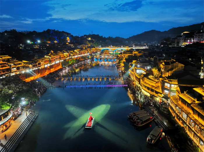 美麗的鳳凰夜景。 吳東林攝