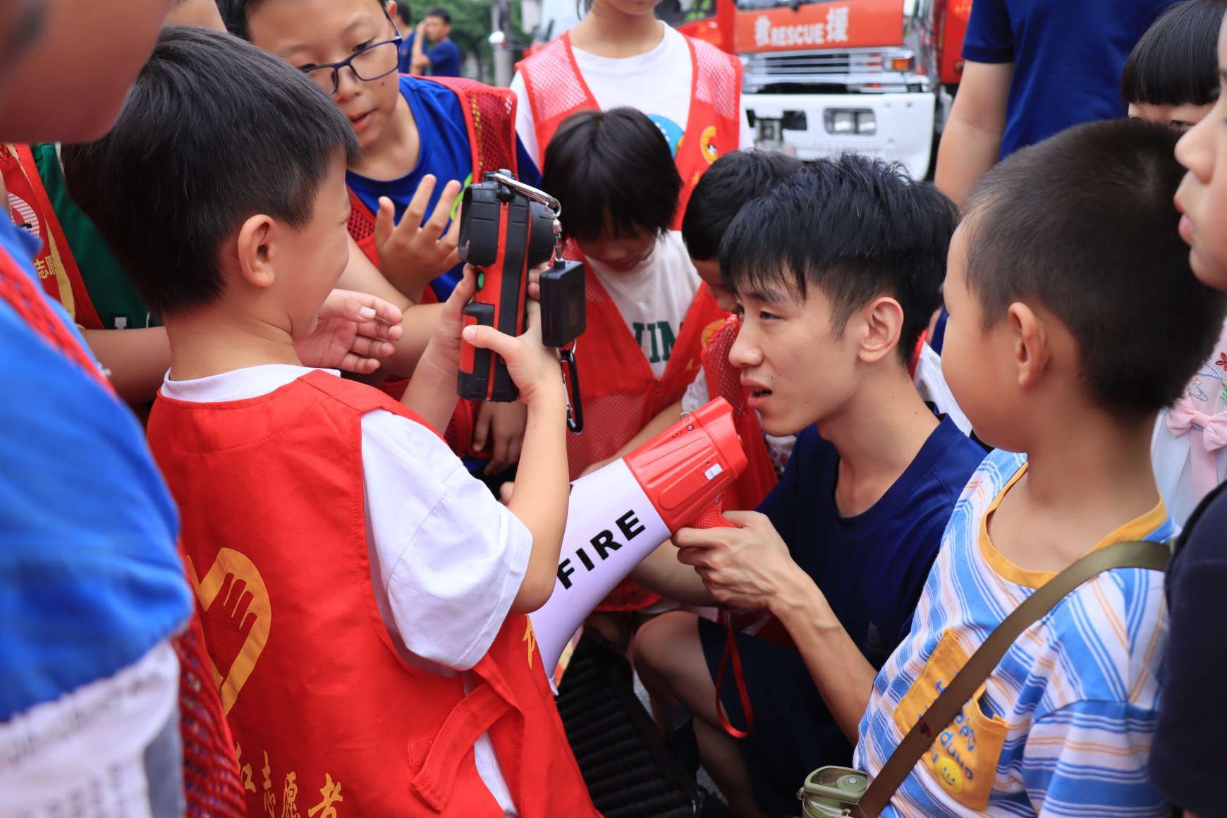 孩子们学习热成像仪的使用。单位供图