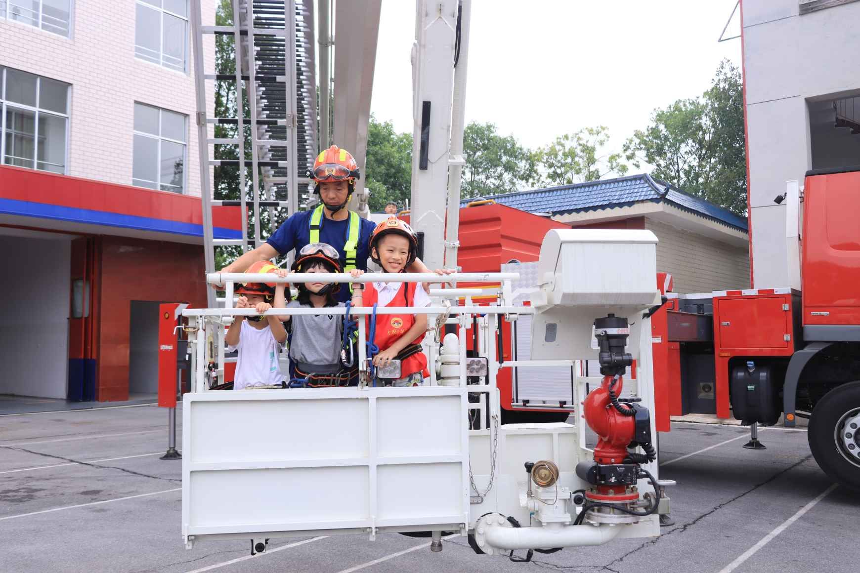 孩子们体验消防云梯车。单位供图