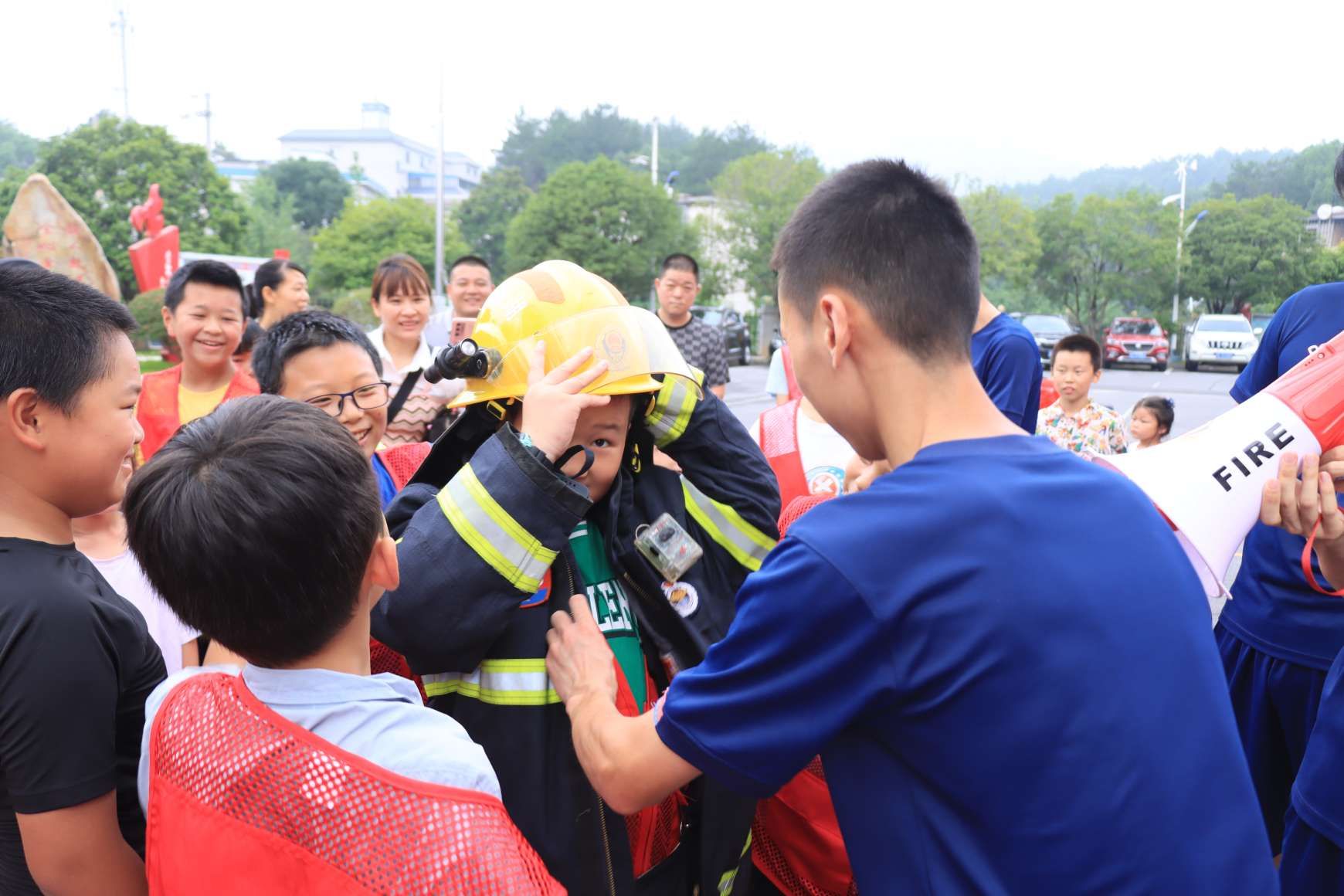 孩子们穿戴灭火战斗服化身“小小消防员”。单位供图