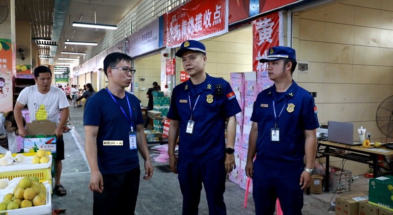 深入黄桃交易市场开展消防安全检查。单位供图
