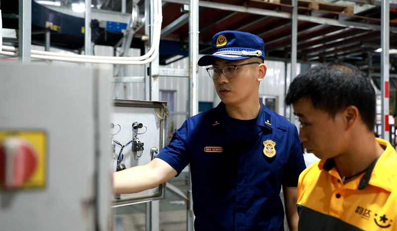 在仓储物流企业开展消防安全检查。单位供图