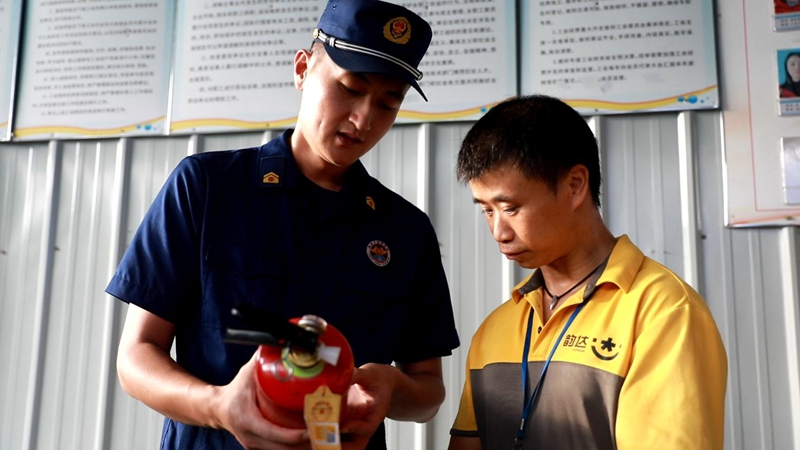 教授工作人员如何正确使用灭火器。单位供图