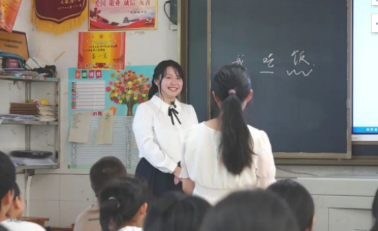 為毛家灘回維鄉青少年輔導初中課本知識。受訪單位供圖