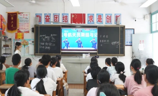 組織農村青少年收看神舟十五號航天員乘組與記者見面會。受訪單位供圖