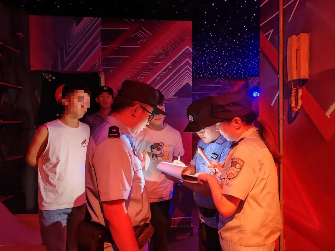 对娱乐服务场所开展检查。单位供图
