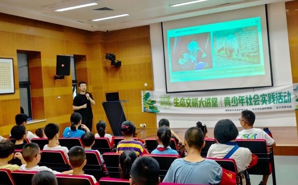 8月15日上午,湖南生态文明公益宣讲团讲师在长沙市图书馆开展生态保护宣讲活动。单位供图