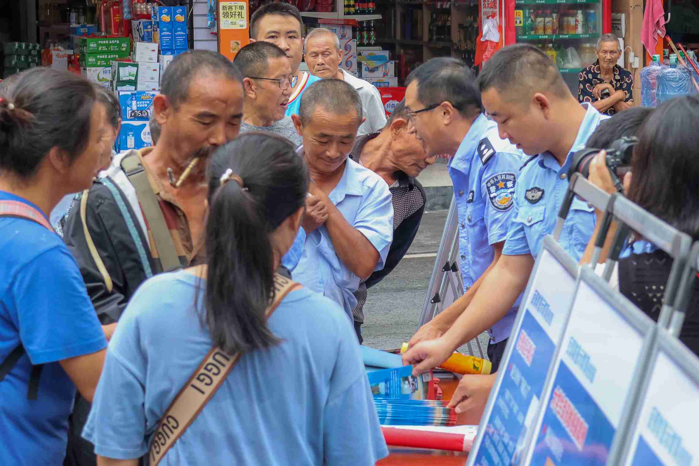 法治宣传送进圩场。单位供图