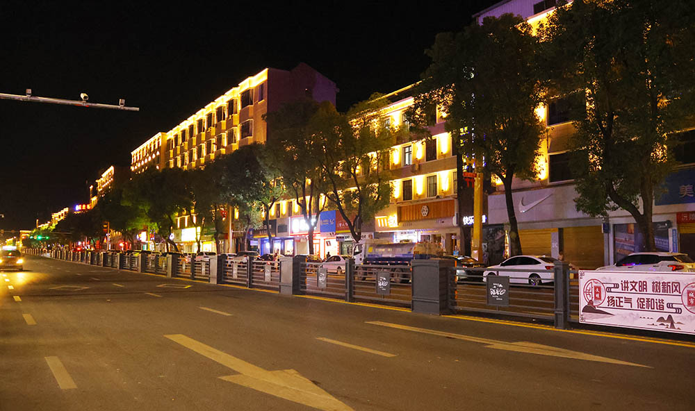 沅陵縣城街道夜景。資料圖