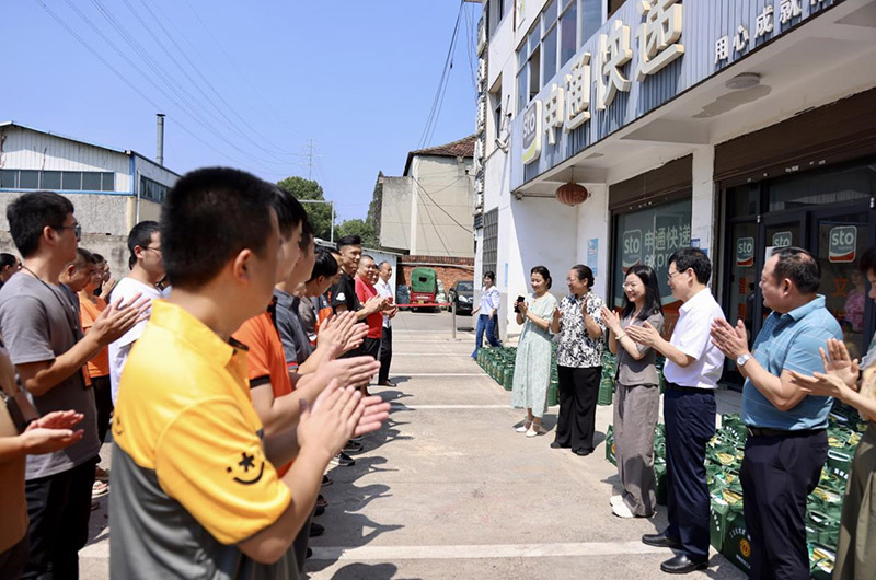 慰问新就业形态劳动群体。李根摄