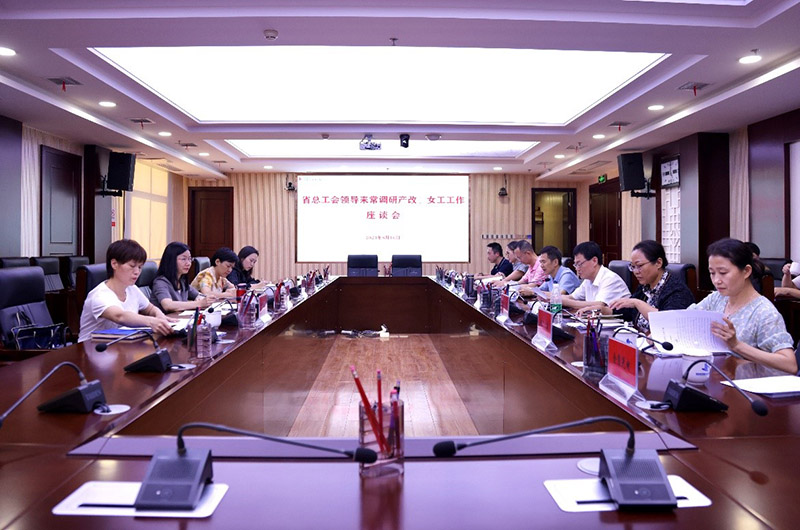 座谈会现场。李根摄