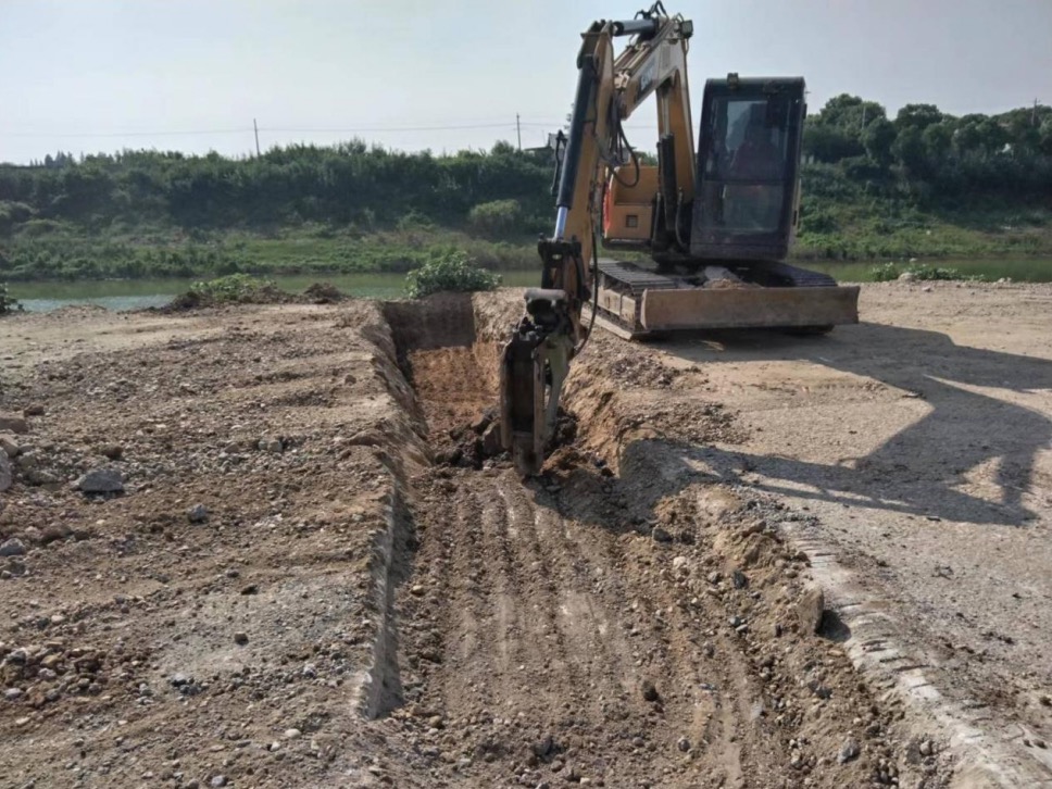 挖掘机对砂石运输车进出道路进行物理隔断。单位供图