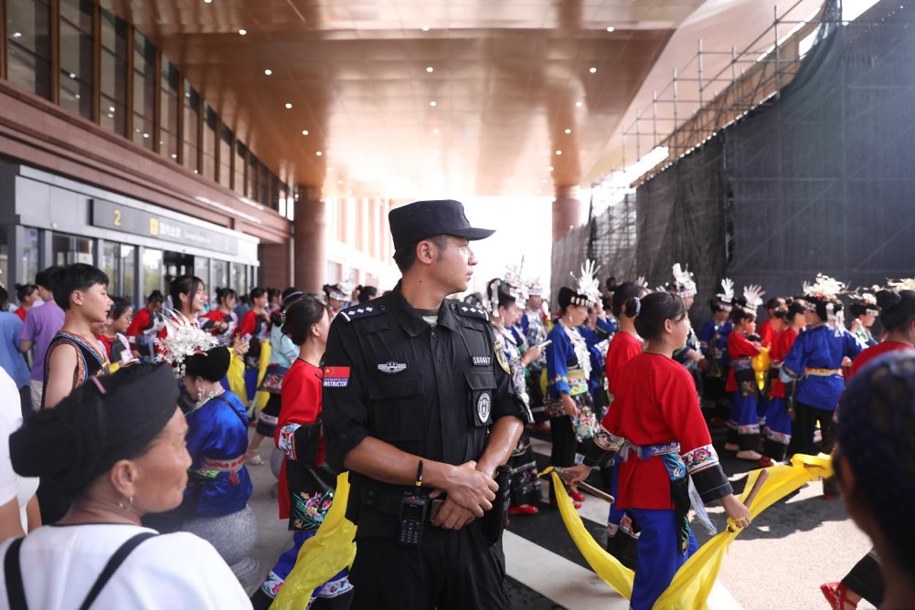 公安民辅警维护现场秩序。单位供图