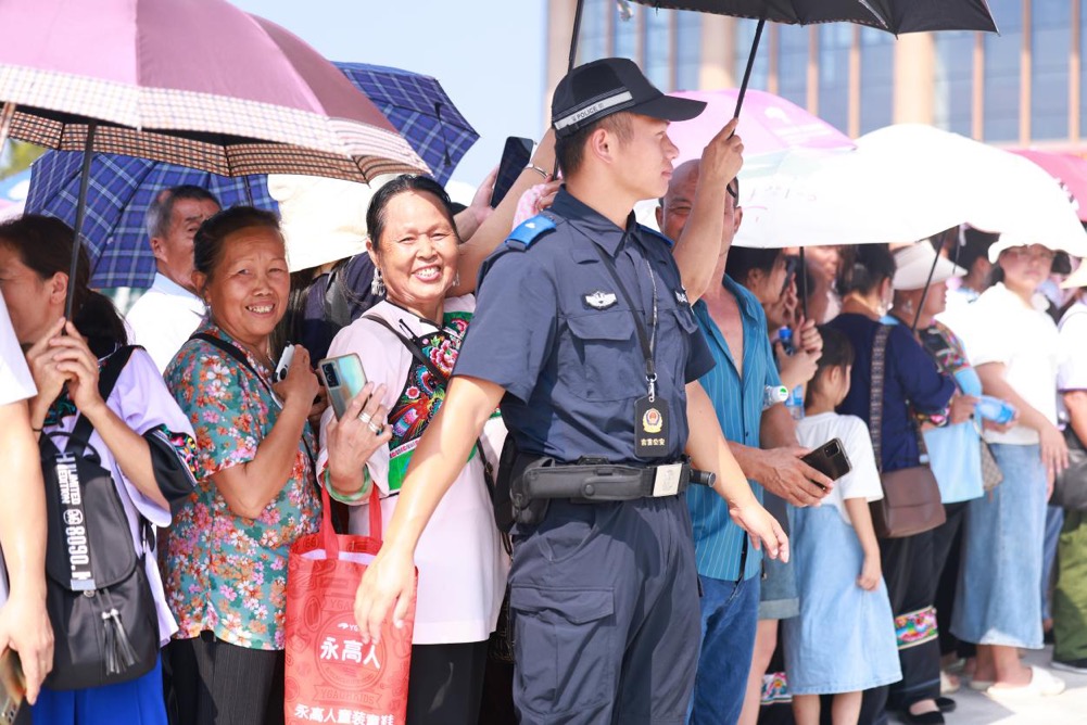 公安民辅警维护现场秩序。单位供图