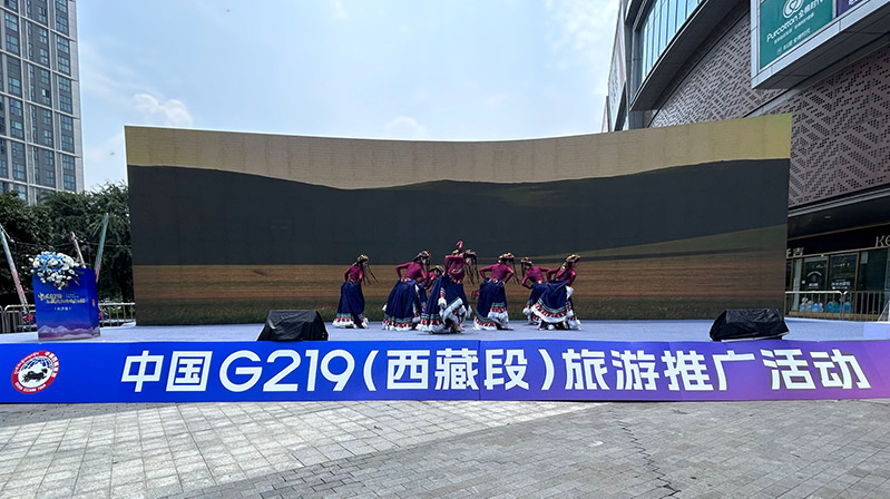 推广活动现场正在进行民族舞蹈表演。何彪摄
