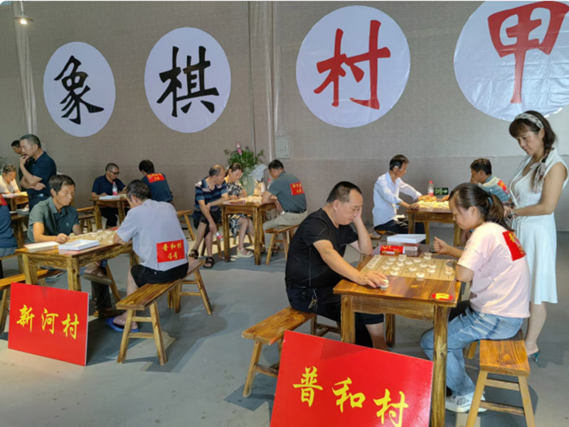 中国象棋“村甲”普和村58岁的女性参赛选手魏萍正在沉浸比赛中。受访单位供图