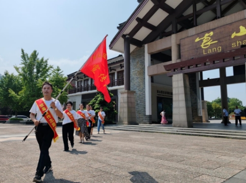 崀山风景区名胜区禁毒志愿者宣传队行走在崀山北大门 。鄢跃斌摄