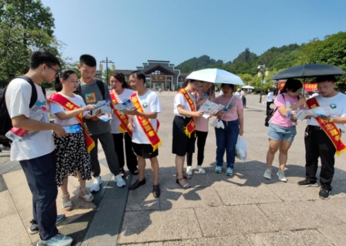 禁毒宣传志愿者在崀山北大门景区向游客宣讲禁毒知识。鄢跃斌摄