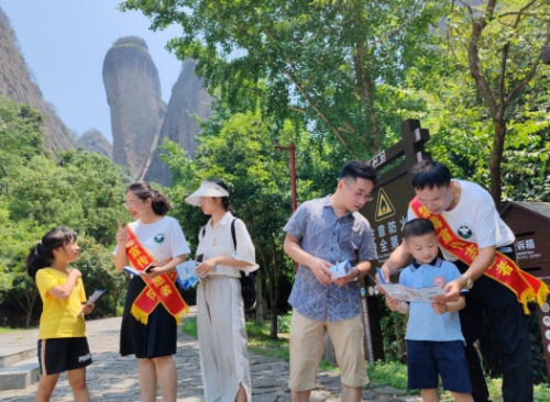 禁毒宣传志愿者在崀山辣椒峰景区向游客宣讲禁毒知识。鄢跃斌摄