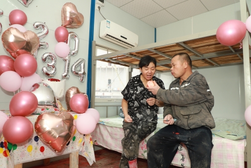 丈夫宋丰胜给妻子梅香珠削苹果吃。受访单位供图
