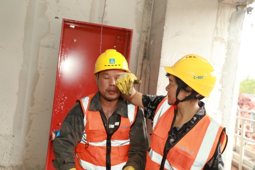 妻子梅香珠给丈夫宋丰胜擦去脸上的汗水。受访单位供图