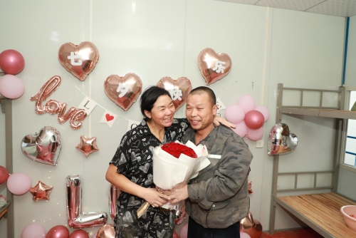 夫妻俩七夕前一起拍照。受访单位供图