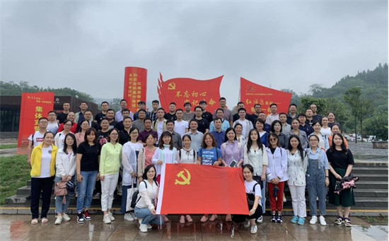 师生在沙洲村开展现场实践教育。学校供图