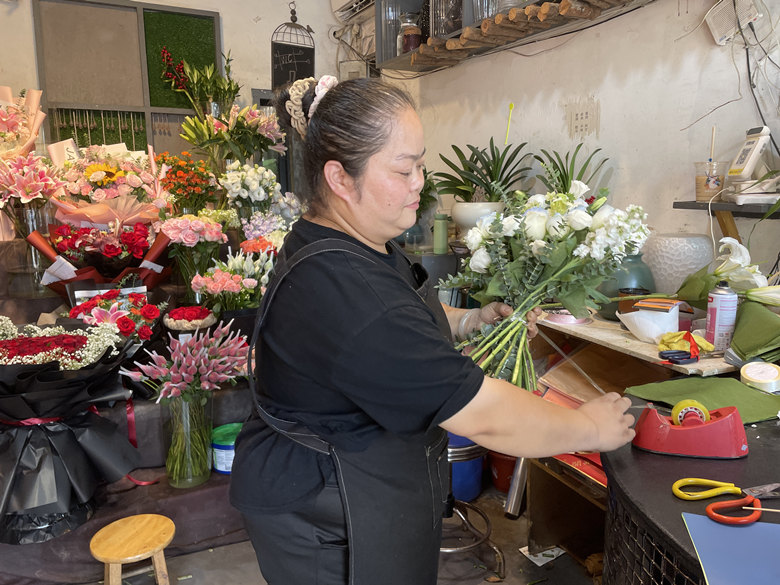 一名店员在打包鲜花。贺禧摄