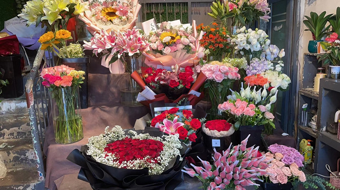 花店内摆满了鲜花。贺禧摄