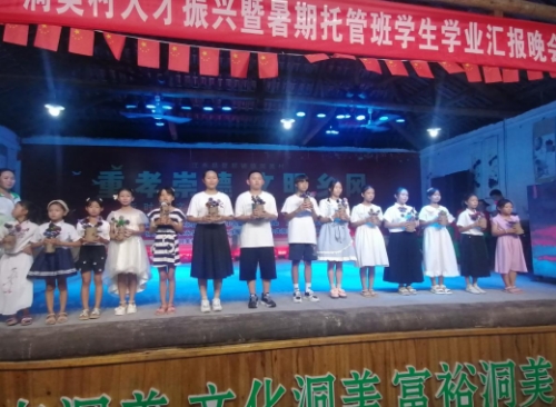 孩子们在学业晚会上展示手工作品。胡蓉摄