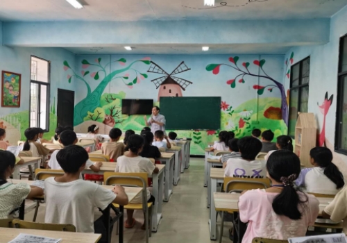 聂运省老师在多彩课堂教孩子们唱《洞美之歌》。胡蓉摄